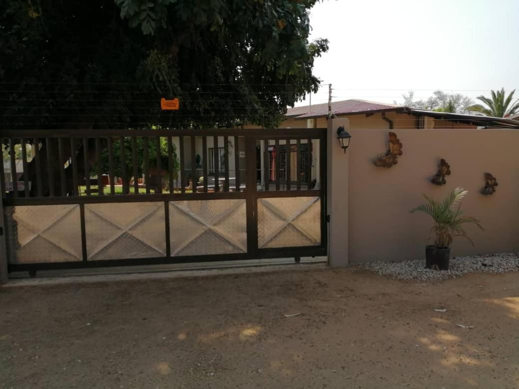 El-Kole Bed And Breakfast Tsumeb Bagian luar foto